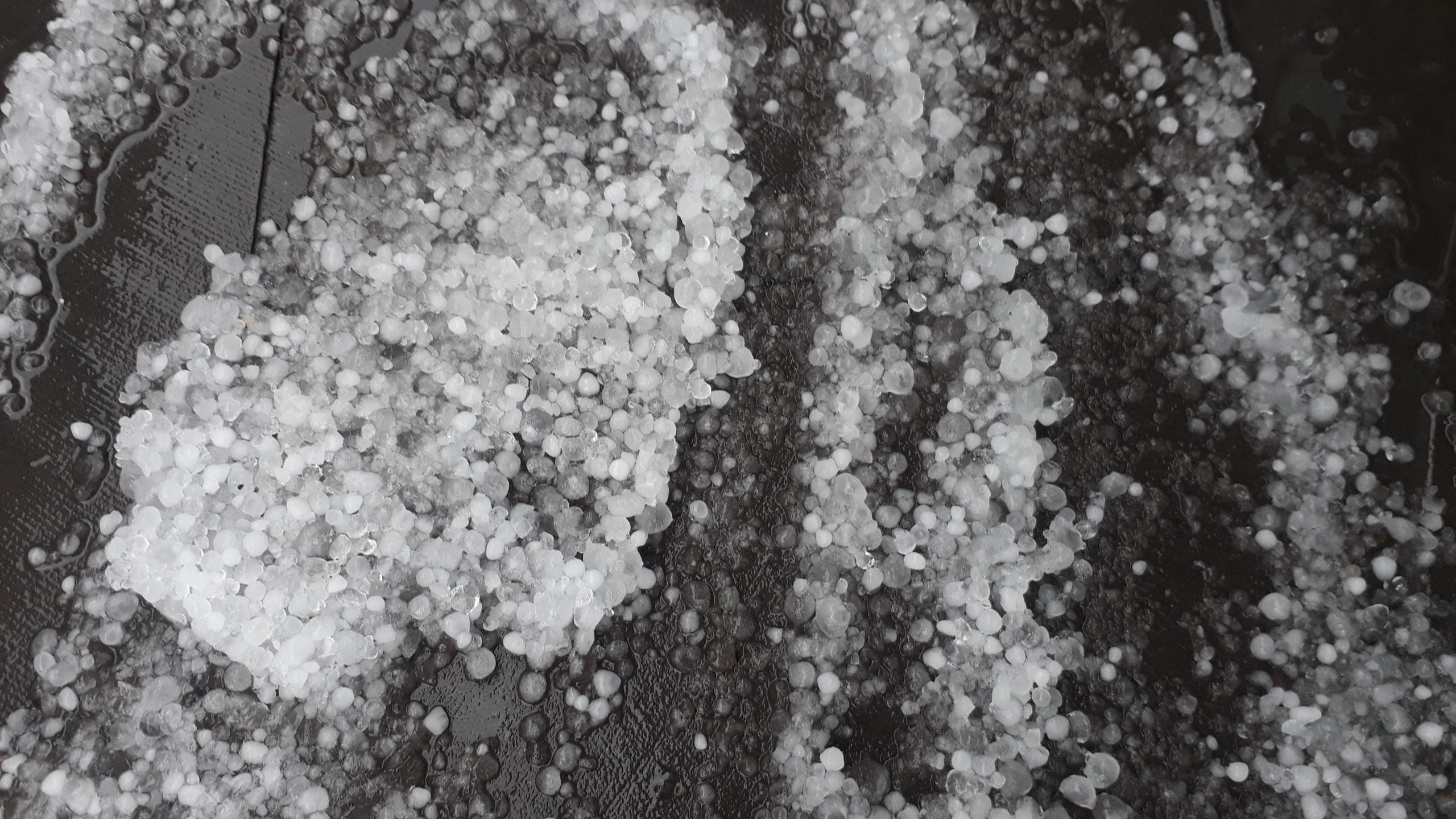 İskenderun&rsquo;a Dolu Yağdı Kaldırımlar Beyaza B&uuml;r&uuml;nd&uuml;