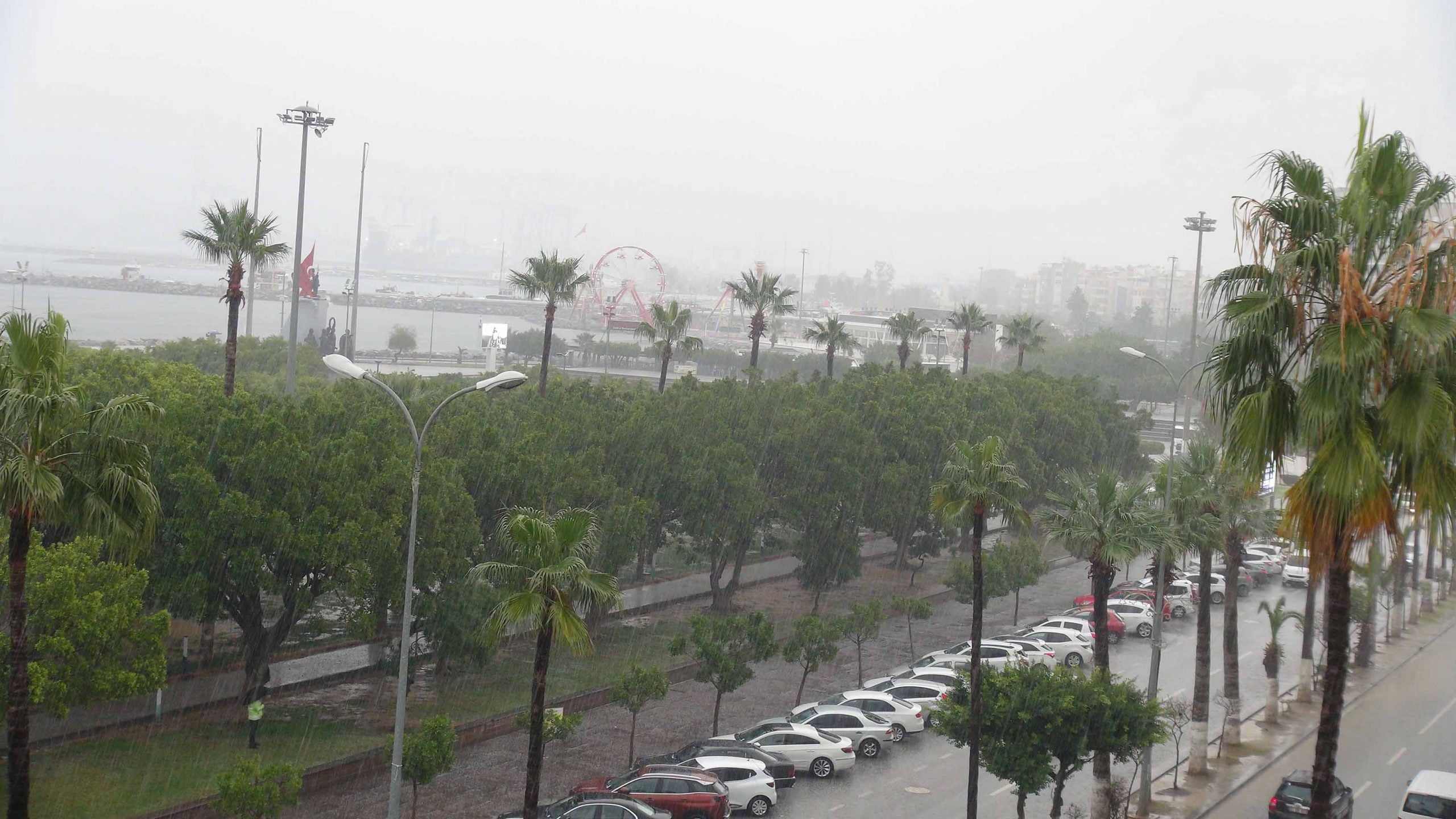 İskenderun&rsquo;a Dolu Yağdı Kaldırımlar Beyaza B&uuml;r&uuml;nd&uuml;