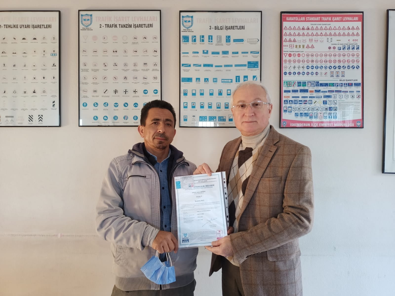 &Ouml;ğrenci Servis Aracı Şof&ouml;rlerine MYB sertifikaları ve Belgeleri Dağıtıldı.