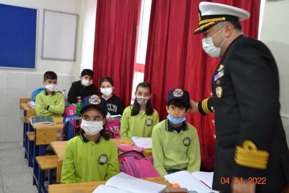 Sahil G&uuml;venlik İskenderun Grup Komutanından Denizciler Mustafa Kemal İlkokulu &Ouml;ğrencilerine Ziyaret
