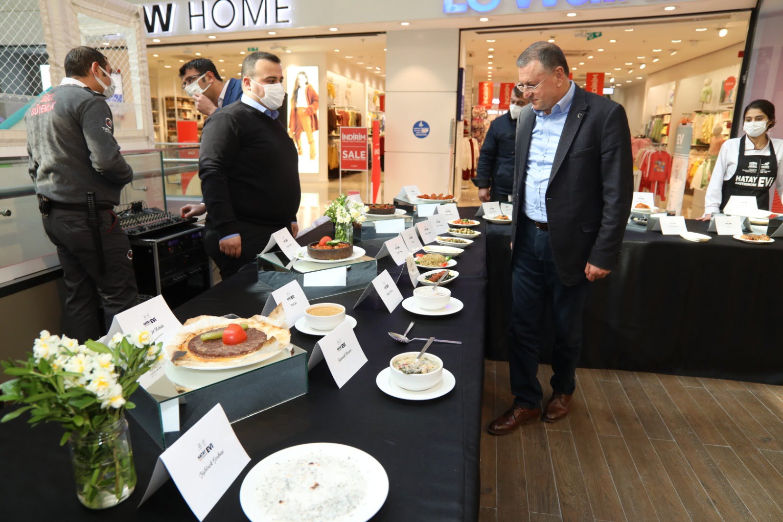 GASTRONOMİ EVİ ŞEFLERİ H&Uuml;NERLERİNİ SERGİLEDİ