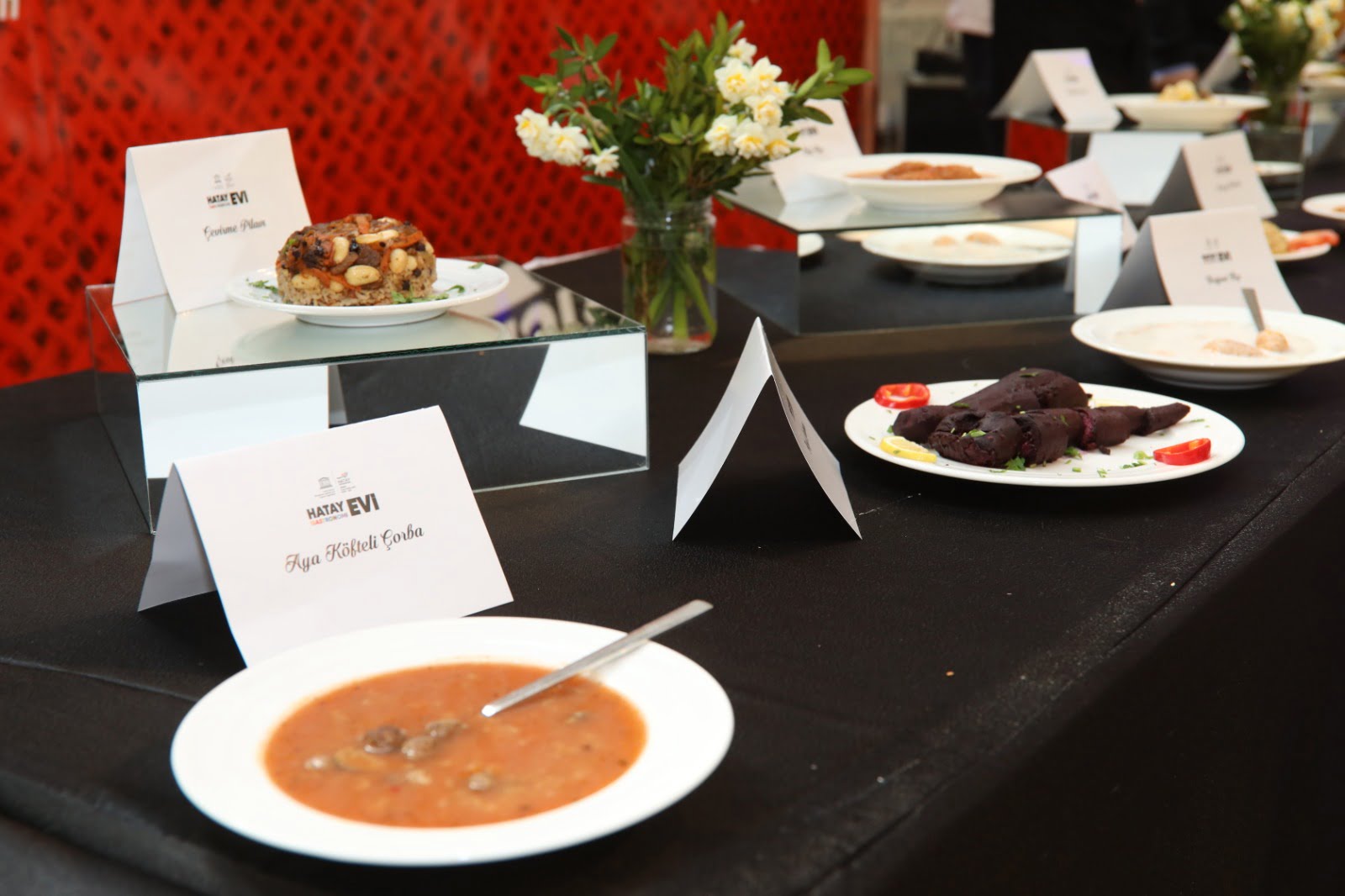 GASTRONOMİ EVİ ŞEFLERİ H&Uuml;NERLERİNİ SERGİLEDİ