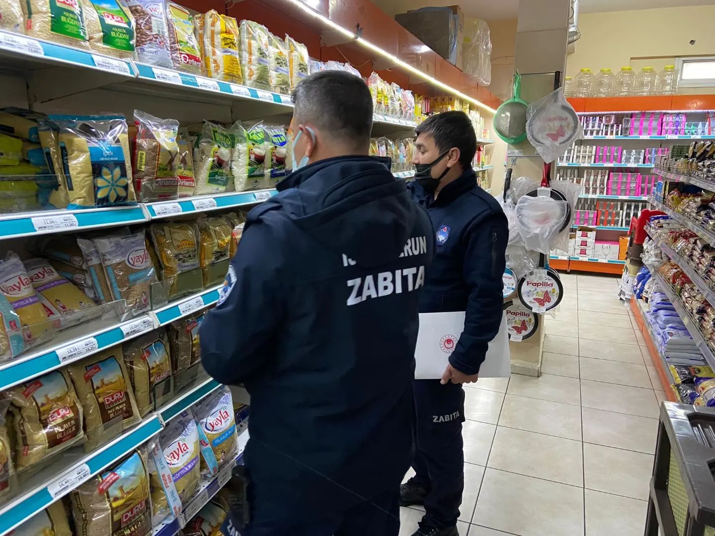 İSKENDERUN BELEDİYESİ ZABITASI MARKETLERDE ETİKET VE HİJYEN DENETİMLERİNE DEVAM EDİYOR