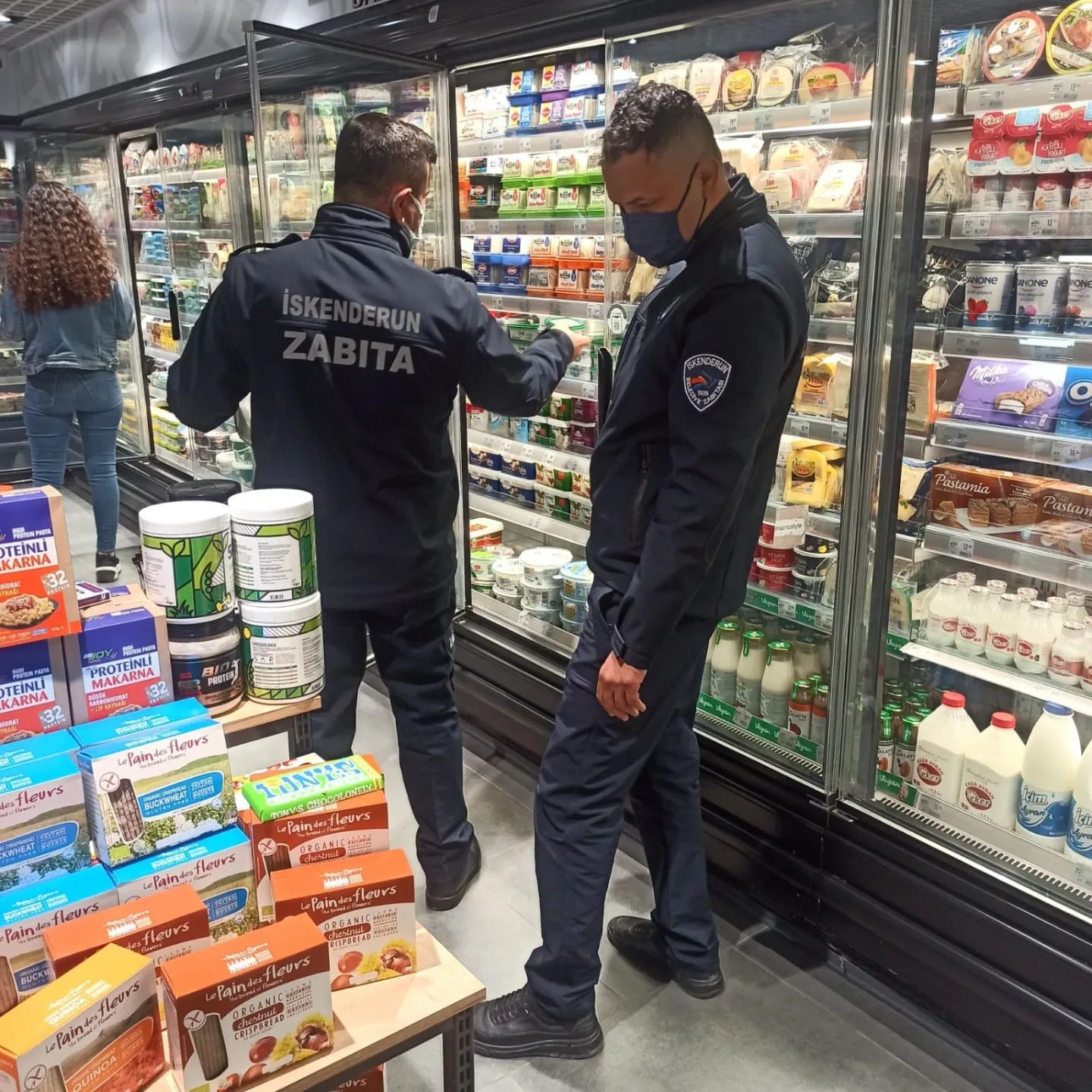 İSKENDERUN BELEDİYESİ ZABITASI MARKETLERDE ETİKET VE HİJYEN DENETİMLERİNE DEVAM EDİYOR