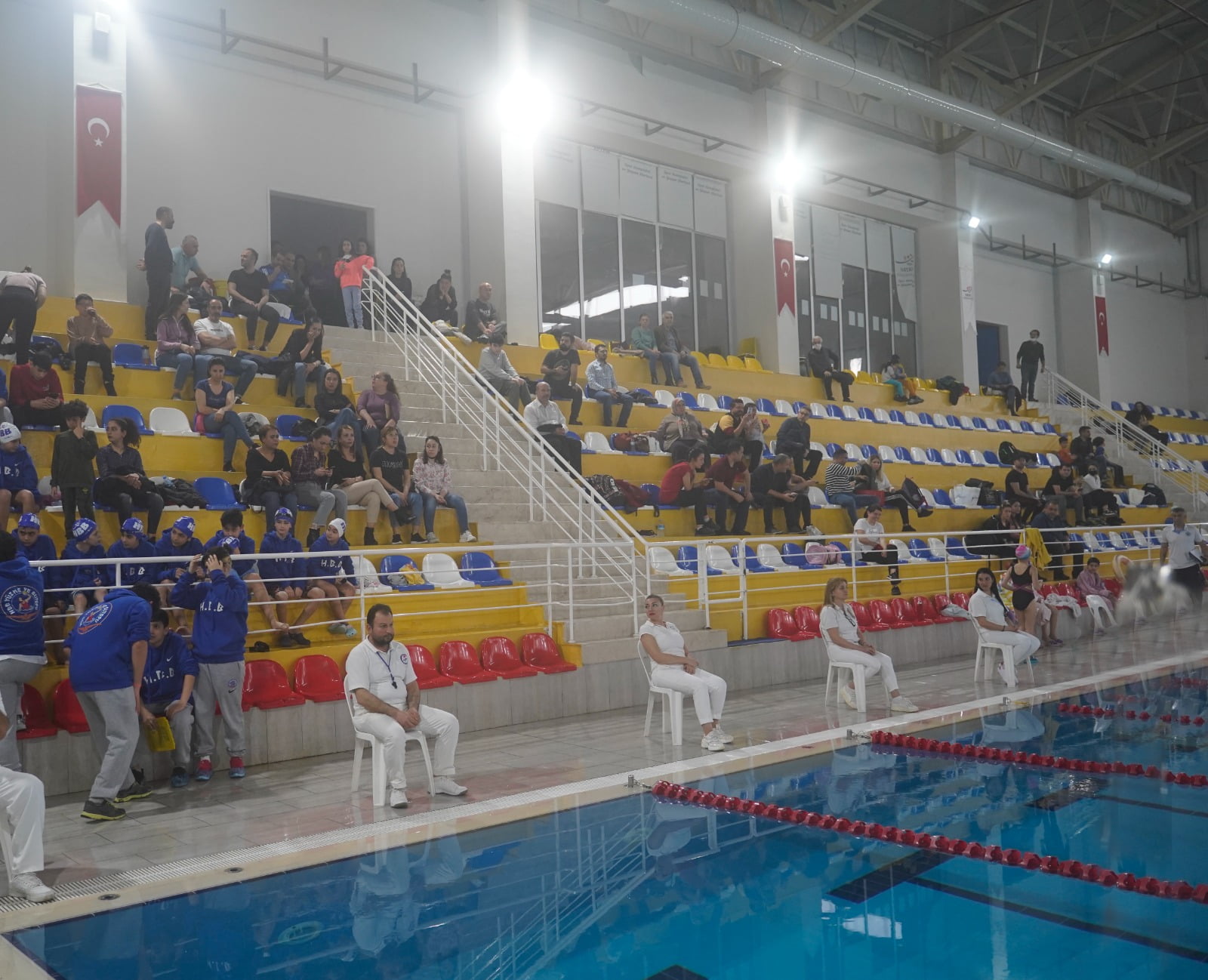 HBB’NİN SPOR KOMPLEKSİ KAPILARINI MİNİK YÜZÜCÜLER İÇİN AÇTI