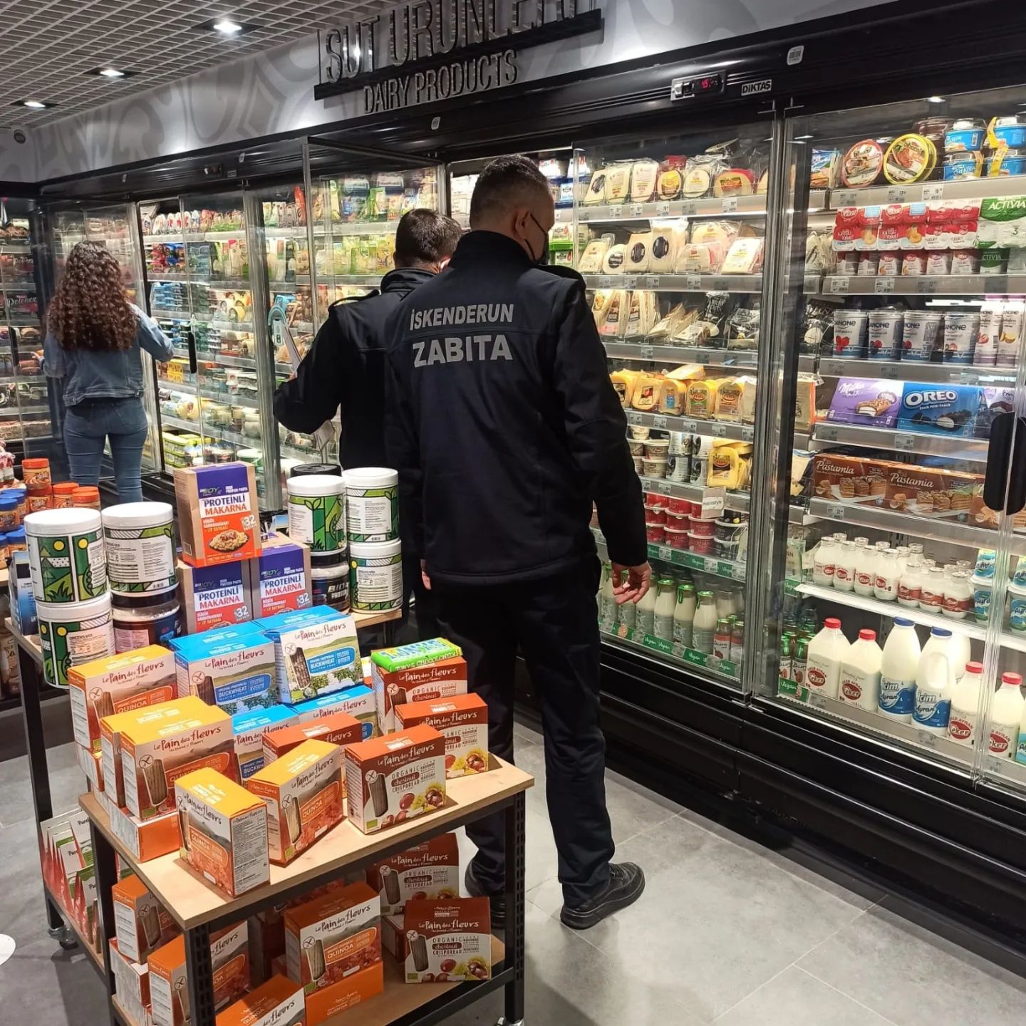 İSKENDERUN BELEDİYESİ ZABITASI MARKETLERDE ETİKET VE HİJYEN DENETİMLERİNE DEVAM EDİYOR