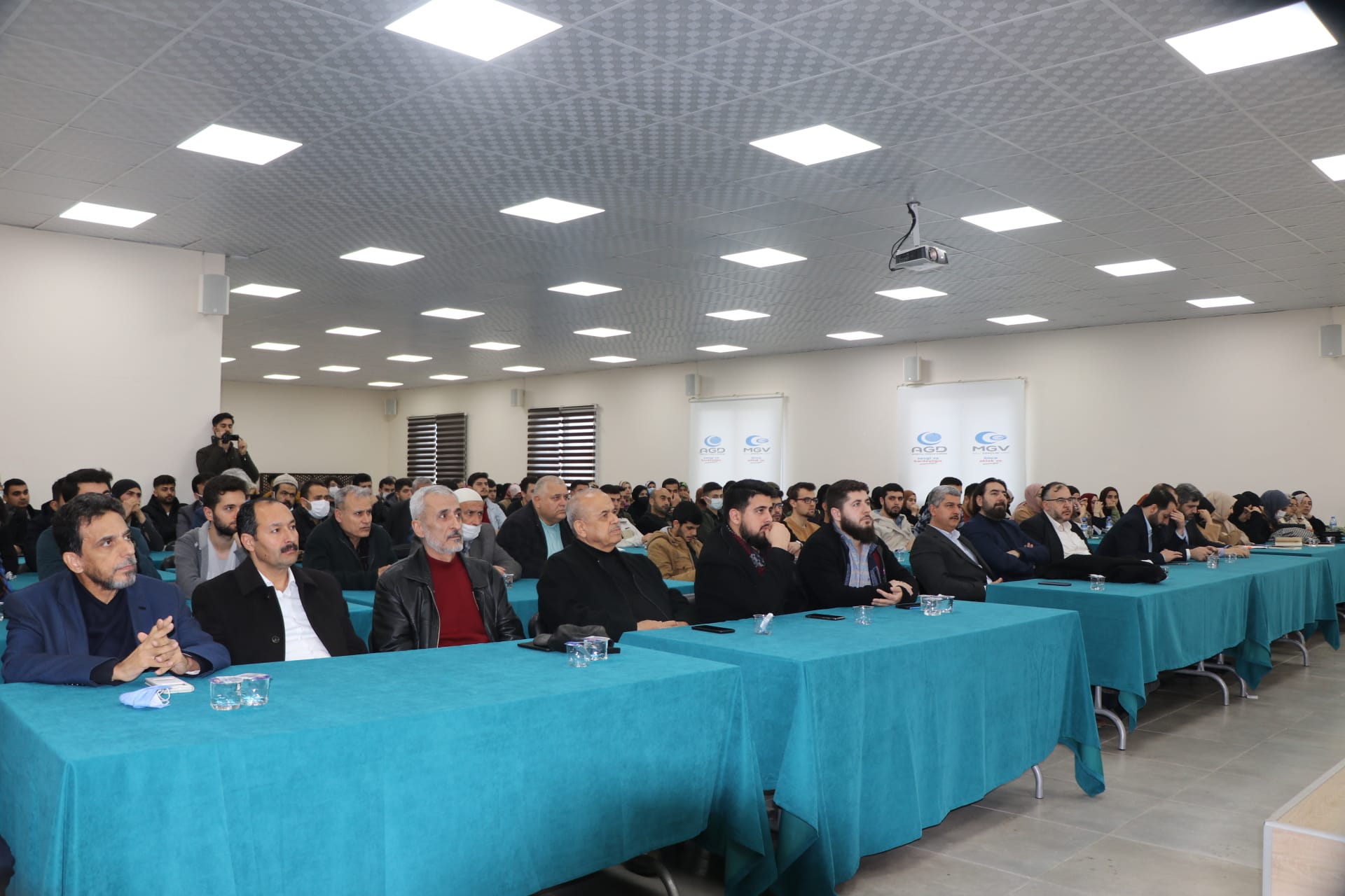 Anadolu Gençlik Derneği Hatay Şubesi Antakya ve İskenderun’da “Şehitler gecesi ve Necmettin Erbakan’ı anma” programı düzenledi