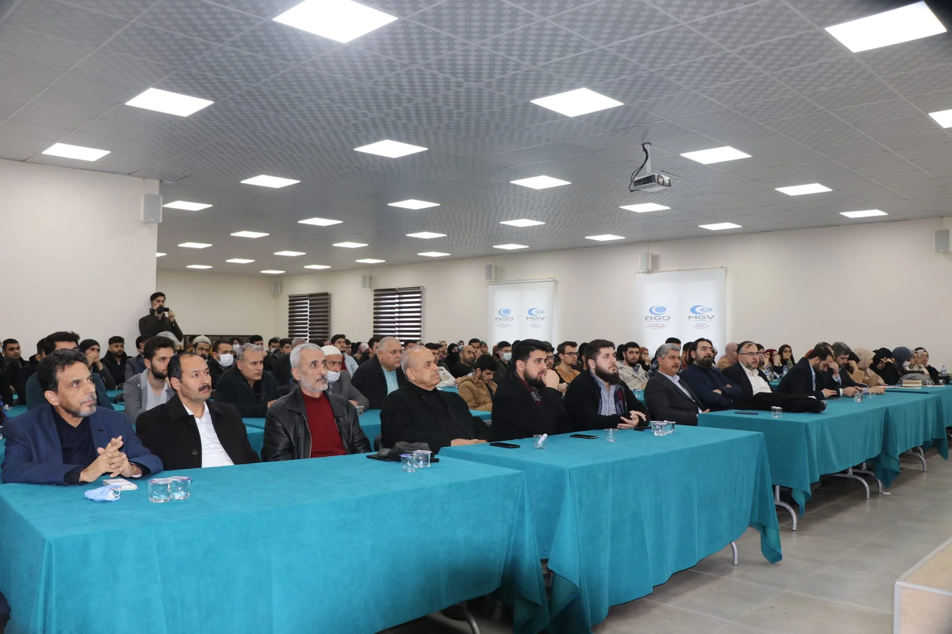 Anadolu Gençlik Derneği Hatay Şubesi Antakya ve İskenderun’da “Şehitler gecesi ve Necmettin Erbakan’ı anma” programı düzenledi