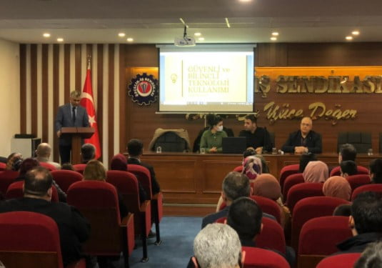 ÖZÇELİK-İŞ’TEN ÜYE VE AİLELERİNE YÖNELİK TEKNOLOJİ BAĞIMLIĞINA KARŞI EĞİTİM SEMİNERİ