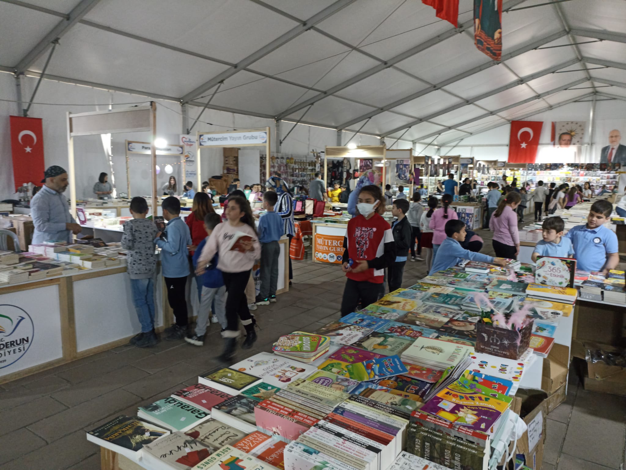 İSKENDERUN BELEDİYESİ ÇOCUK KİTAPLARI FUARI DEVAM EDİYOR