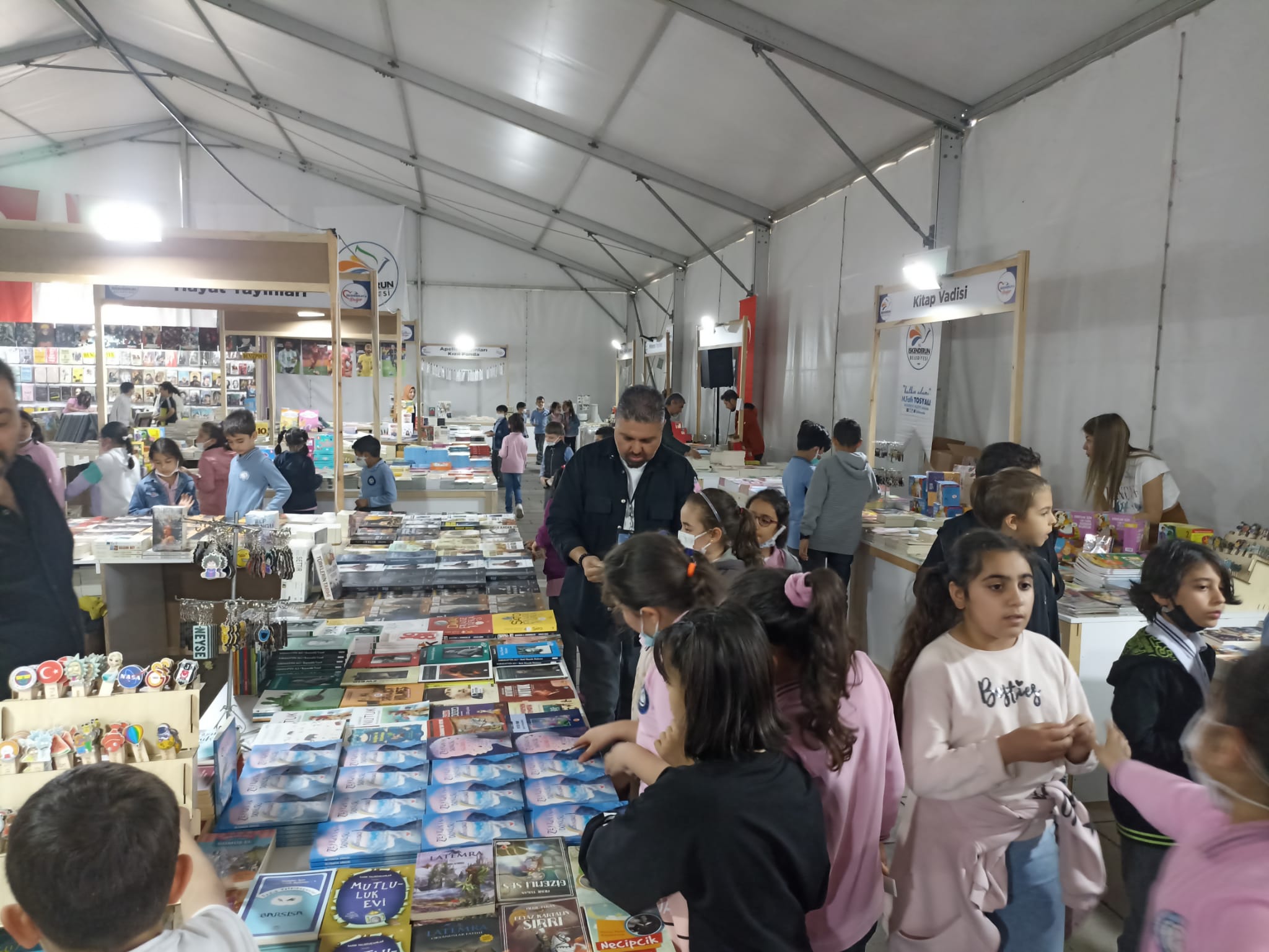 İSKENDERUN BELEDİYESİ ÇOCUK KİTAPLARI FUARI DEVAM EDİYOR