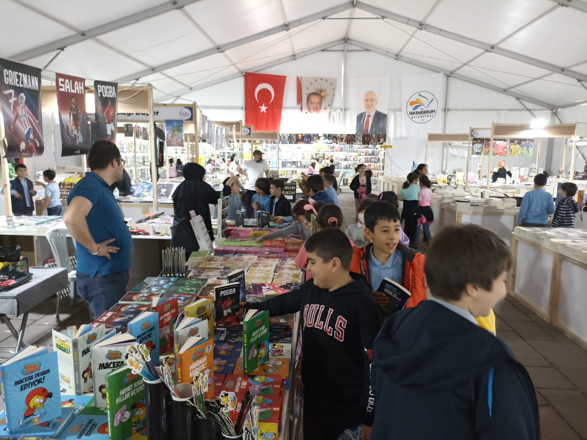 İSKENDERUN BELEDİYESİ ÇOCUK KİTAPLARI FUARI DEVAM EDİYOR