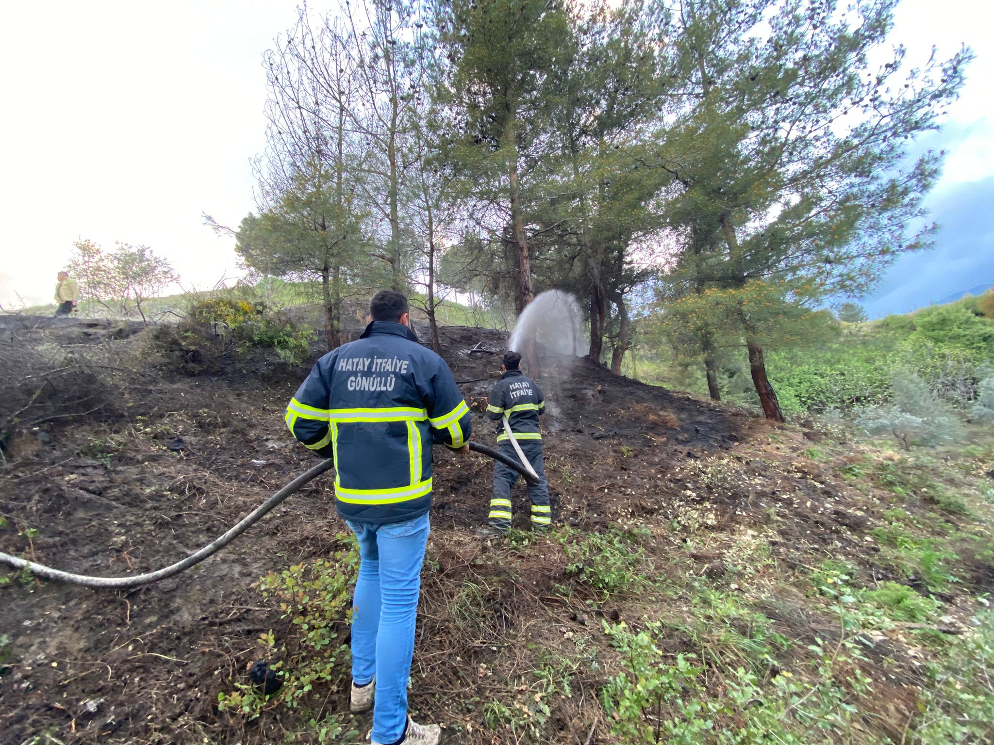 GÖNÜLLÜ İTFAİYECİLER İŞ BAŞINDA YANGIN KONTROL ALTINDA