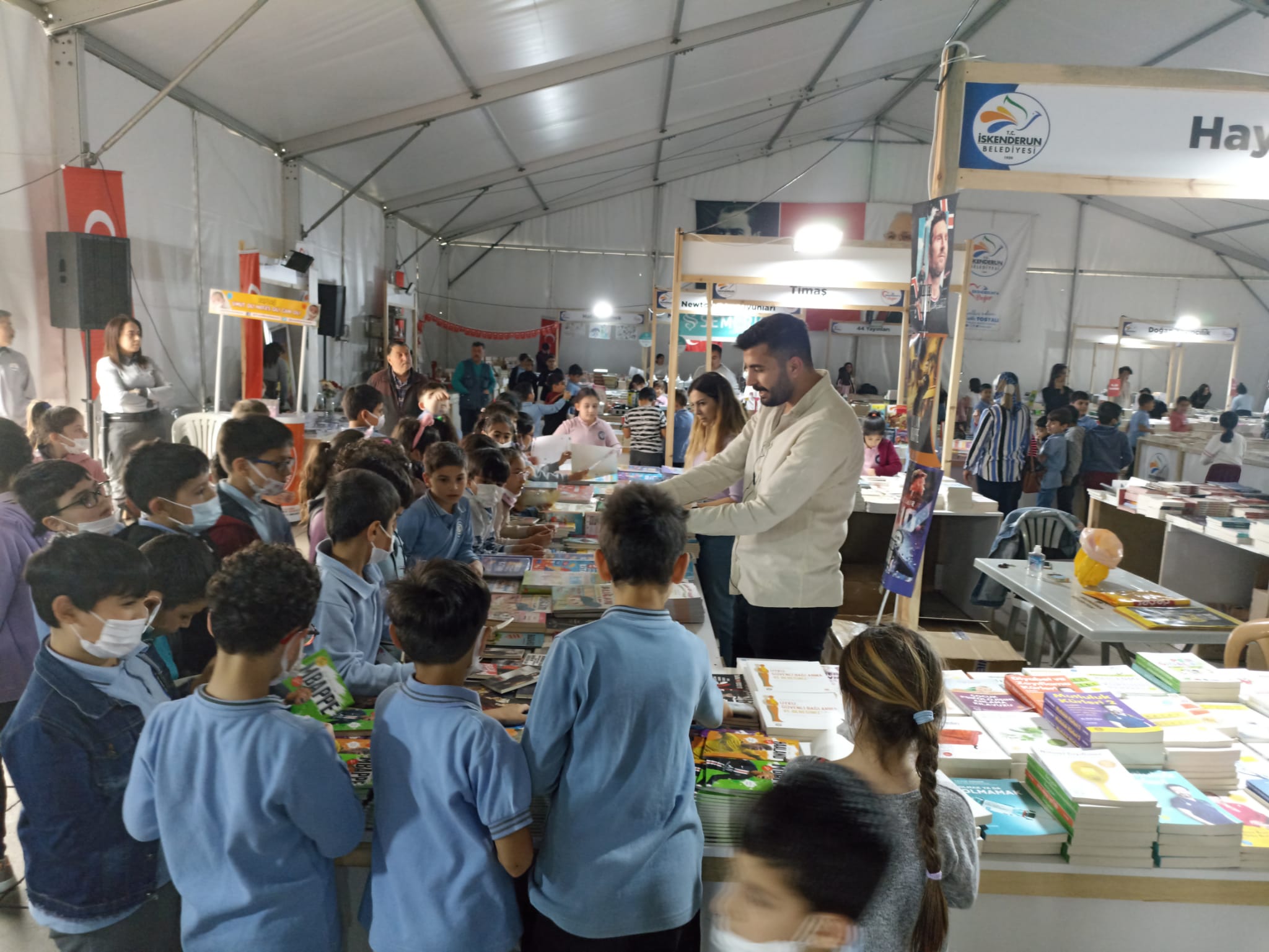 İSKENDERUN BELEDİYESİ ÇOCUK KİTAPLARI FUARI DEVAM EDİYOR