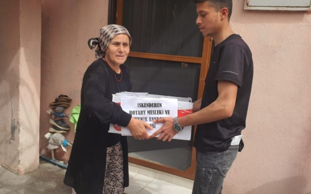 Rotary Mesleki ve Teknik Anadolu Lisesi “Ailelerimizle Buluşuyor Projesi’ Kapsamında İhtiyaç Sahibi Ailelere Gıda Yardımında Bulundu