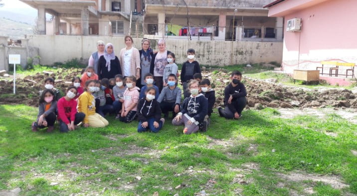 Karahüseyinli ilkokulu etwinnimg projesi olan &#8220;Sıra sende izleme yap&#8221; ile renklendi
