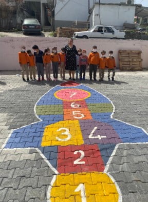 Karahüseyinli ilkokulu etwinnimg projesi olan &#8220;Sıra sende izleme yap&#8221; ile renklendi
