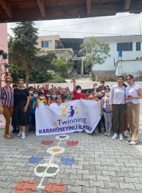 Karahüseyinli ilkokulu etwinnimg projesi olan &#8220;Sıra sende izleme yap&#8221; ile renklendi