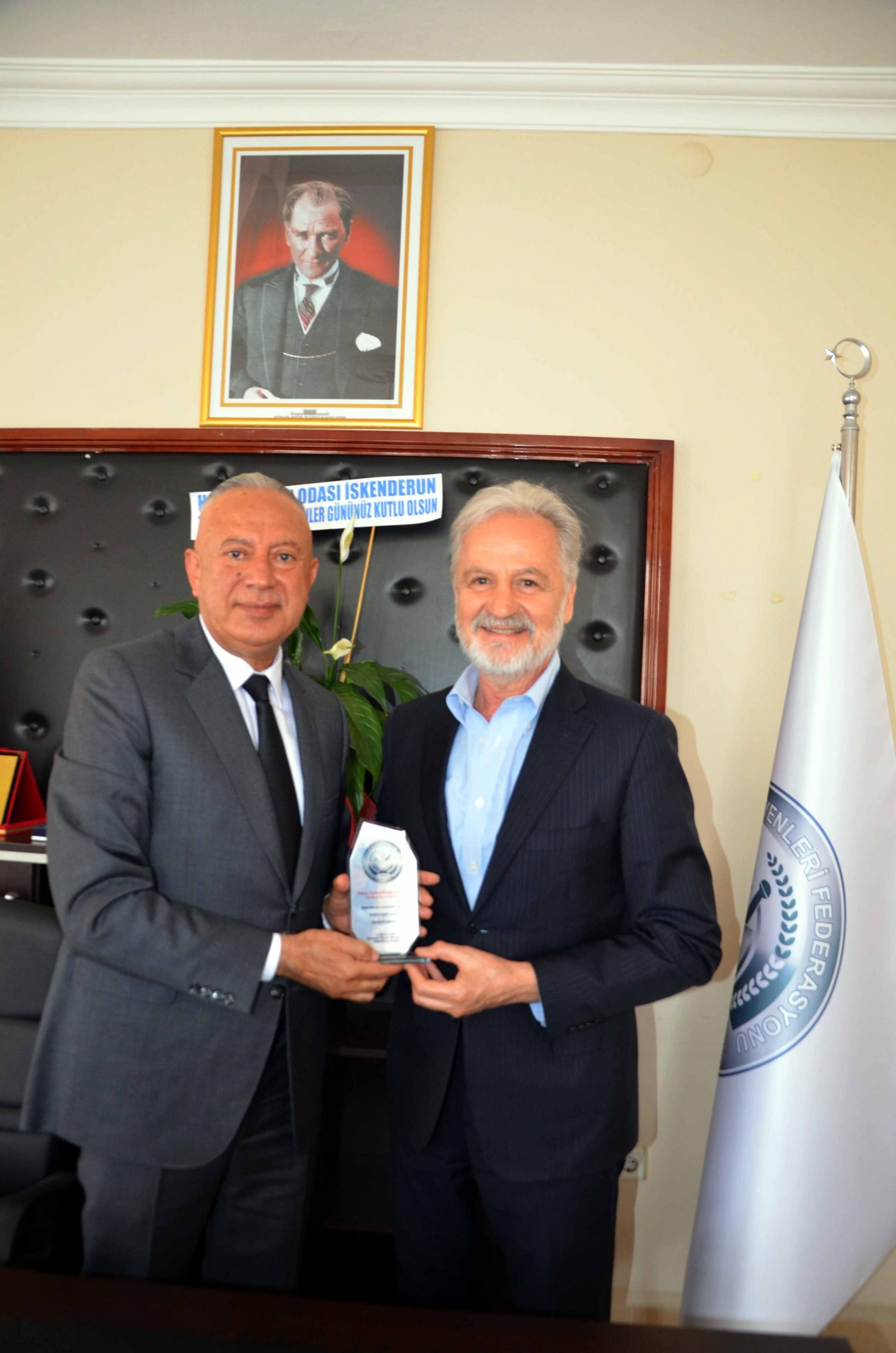 Akdeniz Eczacı Teknisyenleri Federasyonu Başkanı Cemal Çelik İlk Plaketlerini İTSO’ya Takdim Etti
