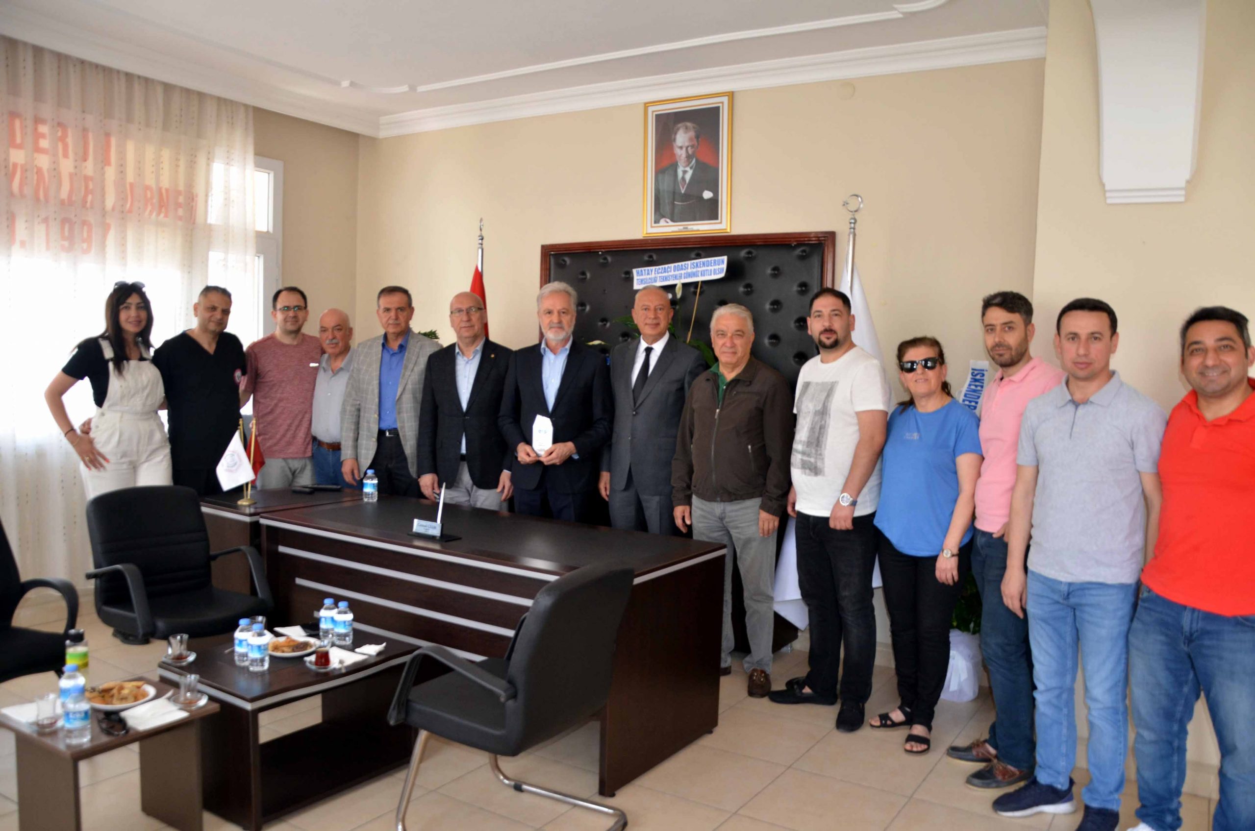 Akdeniz Eczacı Teknisyenleri Federasyonu Başkanı Cemal Çelik İlk Plaketlerini İTSO’ya Takdim Etti