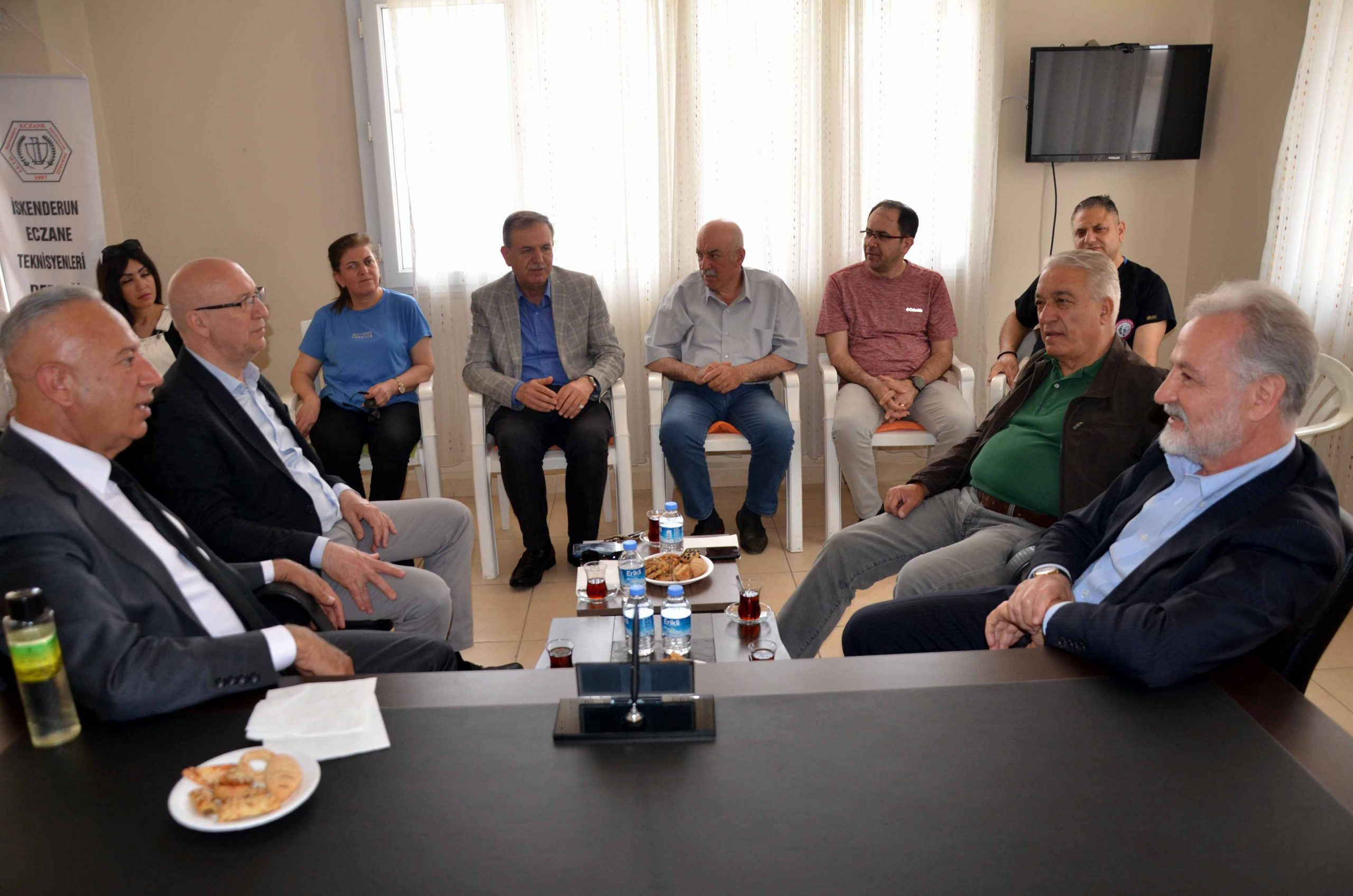 Akdeniz Eczacı Teknisyenleri Federasyonu Başkanı Cemal Çelik İlk Plaketlerini İTSO’ya Takdim Etti