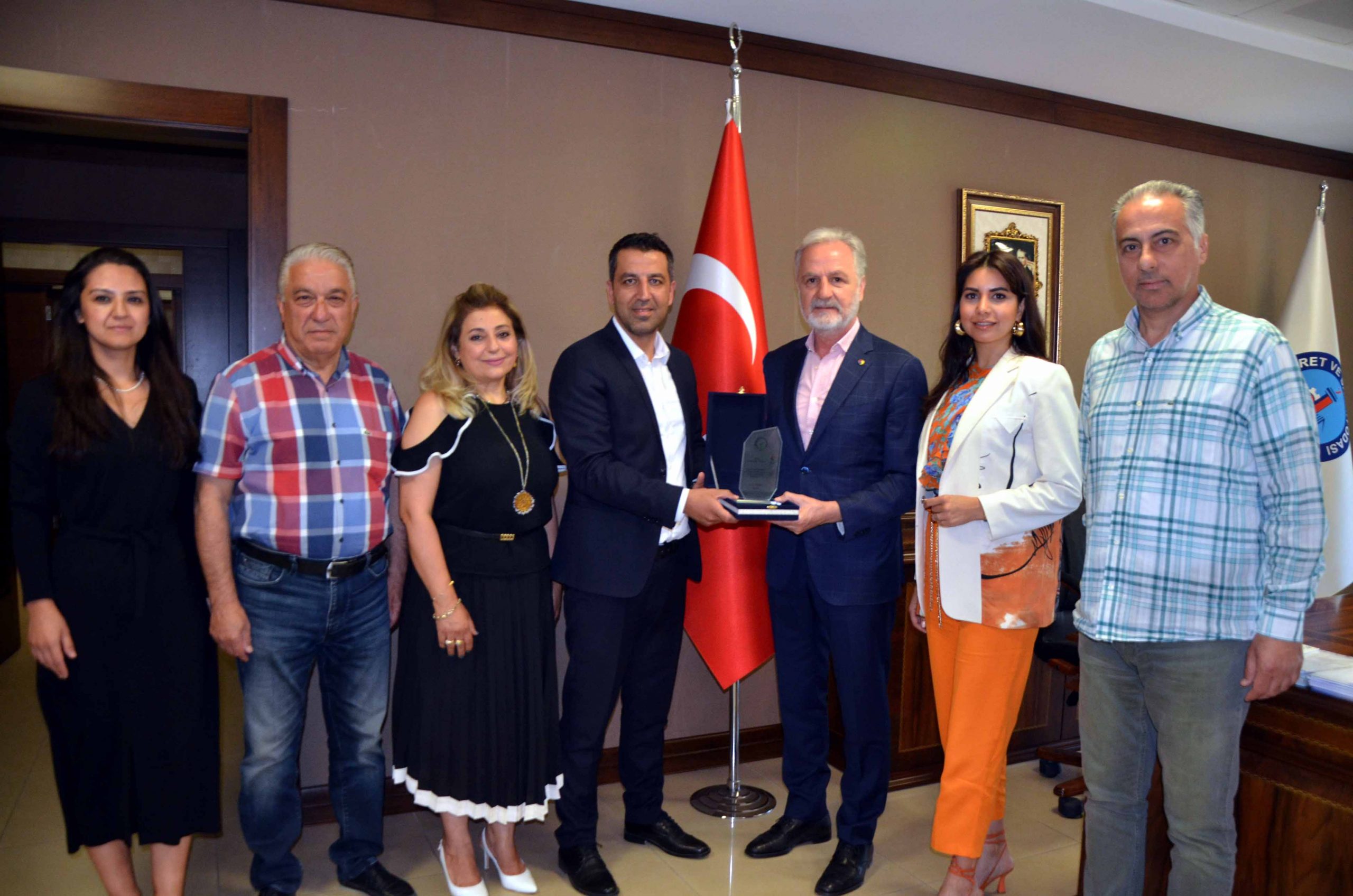 Hatay Özel Anaokulları ve Kreşleri Derneği (ÖZAK-DER) Yönetiminden İTSO’ya Plaket