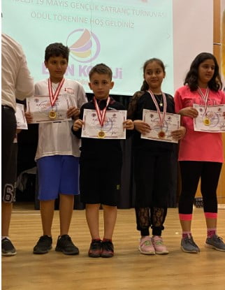 İskenderun Ağaslan Satranç Akademi&#8217;den 6 Derece Birden