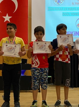 İskenderun Ağaslan Satranç Akademi&#8217;den 6 Derece Birden