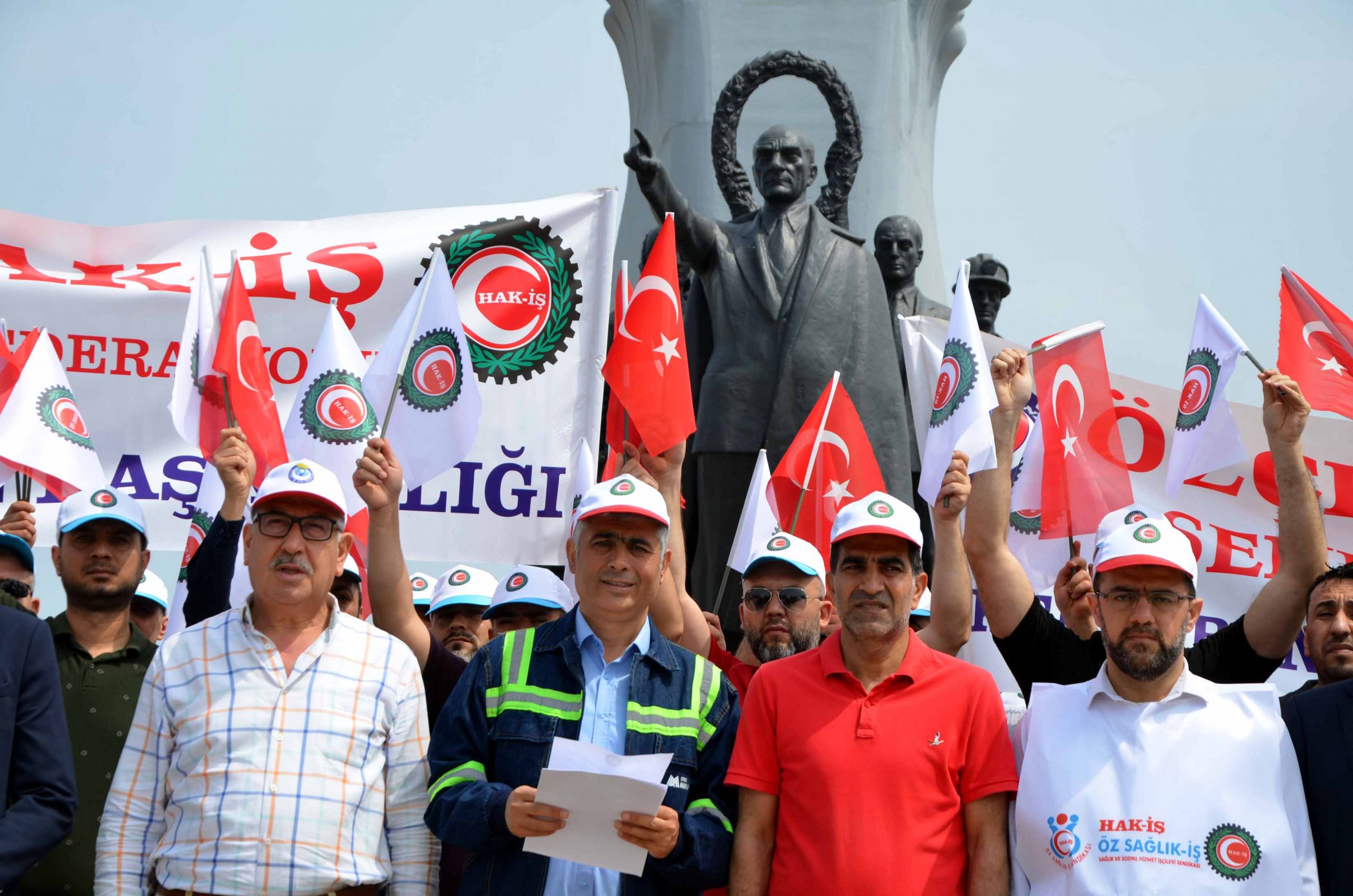 HAK-İŞ Hatay İl Başkanlığı 1 Mayıs&#8217;ı Anıt Alanında Coşku İle Kutladı