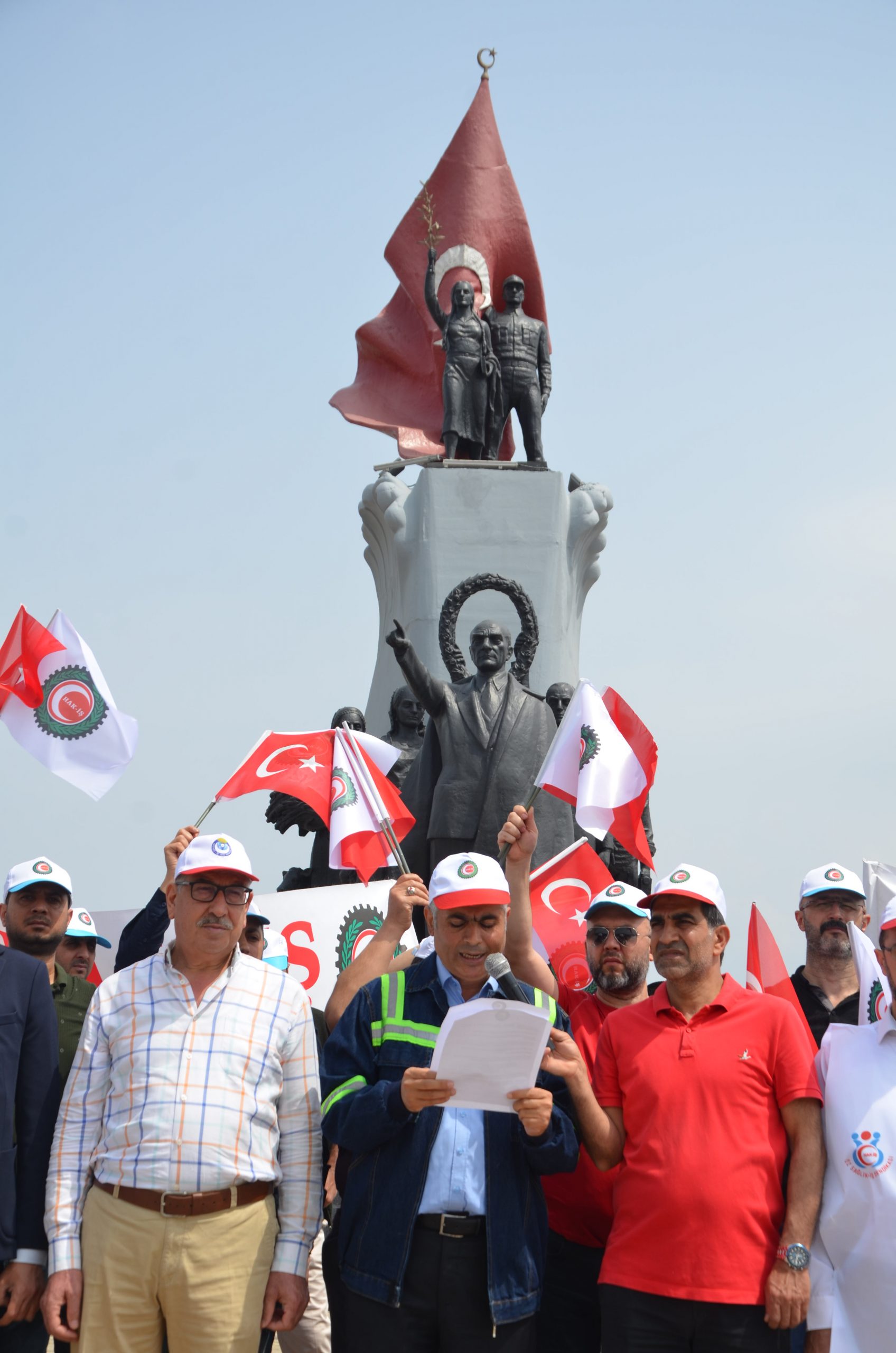 HAK-İŞ Hatay İl Başkanlığı 1 Mayıs&#8217;ı Anıt Alanında Coşku İle Kutladı