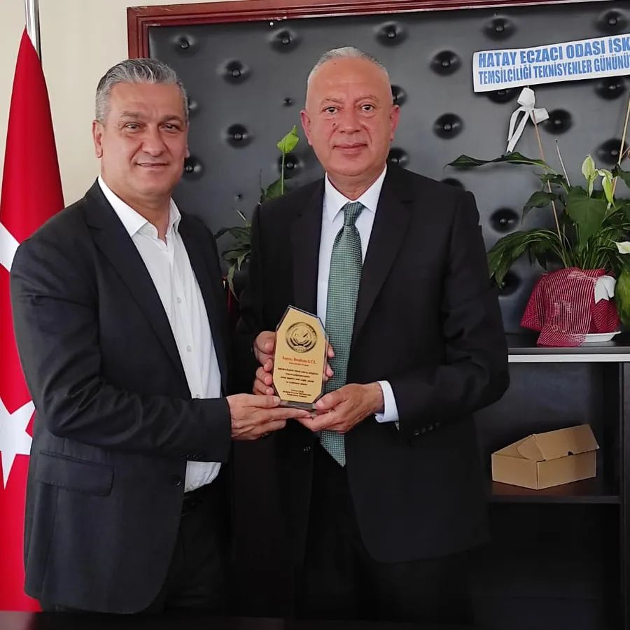 Akdeniz Eczane Teknisyenleri Federasyonundan Başkan Gül’e Anlamlı Plaket