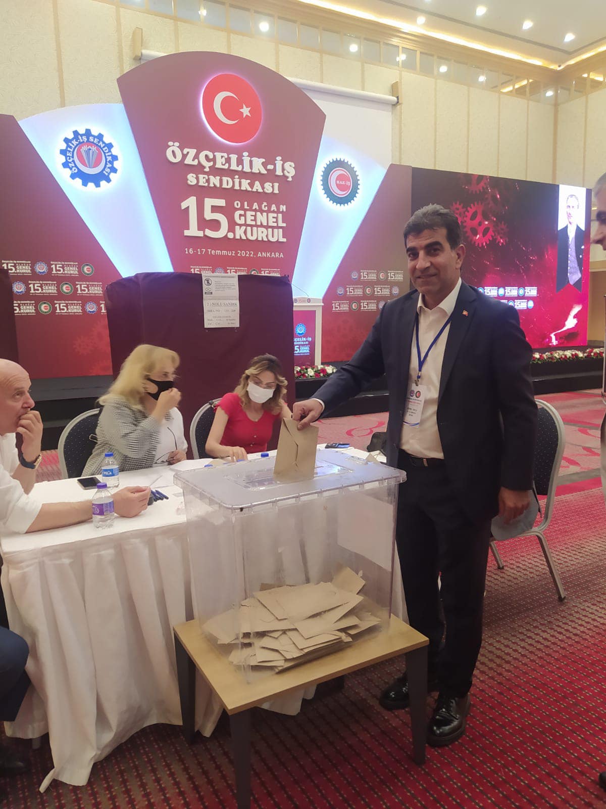 ÖZÇELİK-İŞ SENDİKASINDA ÇELİK YUMRUKLU BAŞKAN YUNUS DEĞİRMENCİ GÜVEN TAZELEDİ