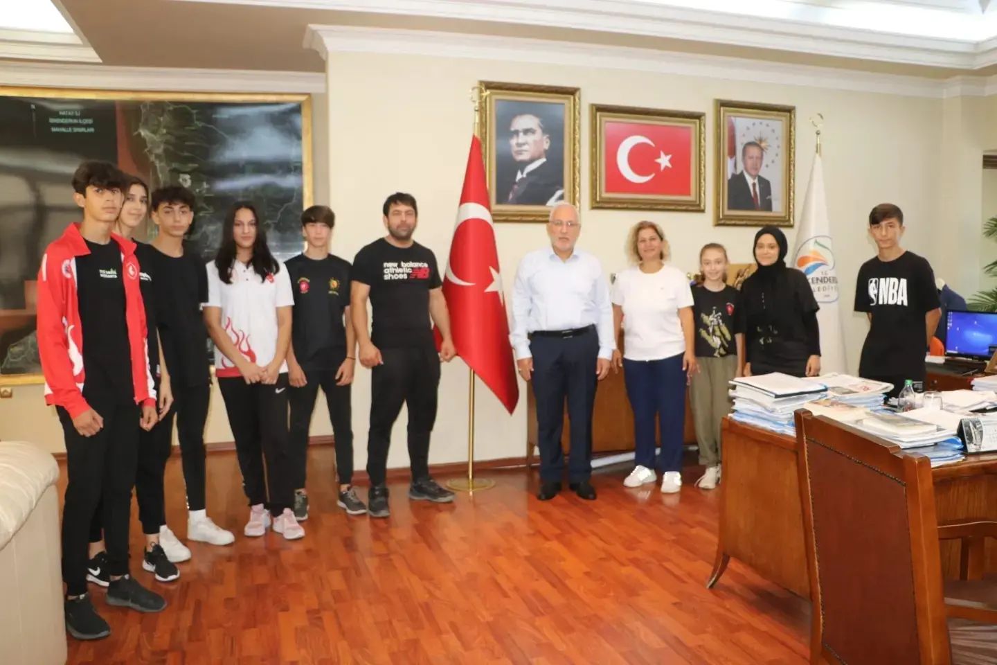 MİLLİ SPORCULARDAN BAŞKAN TOSYALI’YA ZİYARET