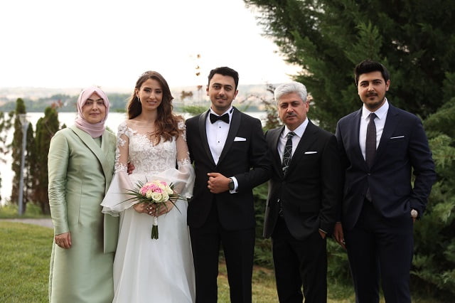 Dostları buluşturan d&uuml;ğ&uuml;n