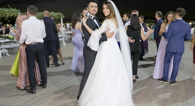 Dostları buluşturan d&uuml;ğ&uuml;n