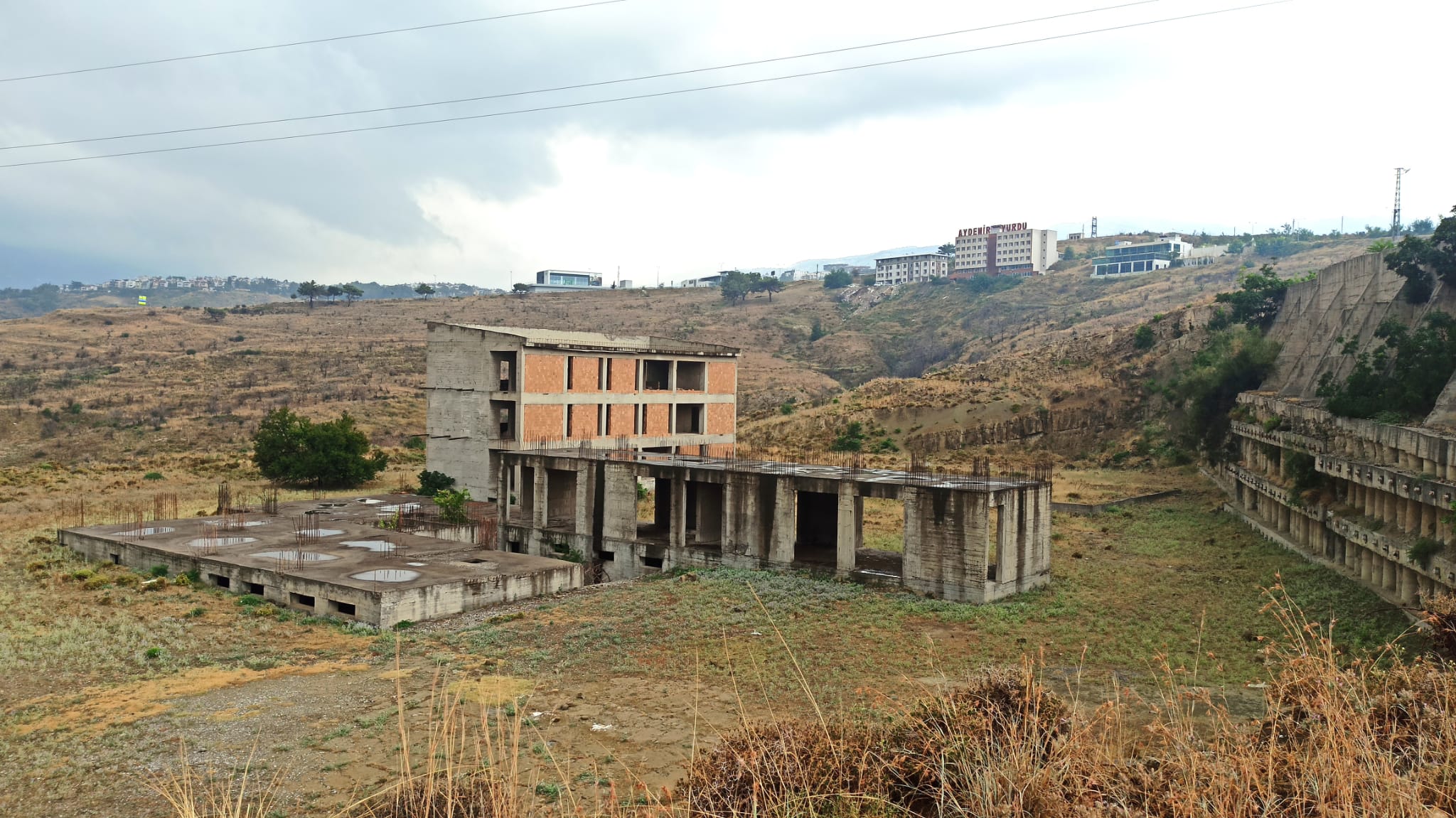 UZUN YILLAR &Ouml;NCE EĞİTİM YUVASI OLARAK TEMELİ ATILDI.. UNUTULMUŞ BİNA ATIL DURUMDA BEKLİYOR.. İNŞAATI TAMAMLANIP EĞİTİME KAZANDIRILABİLİR…