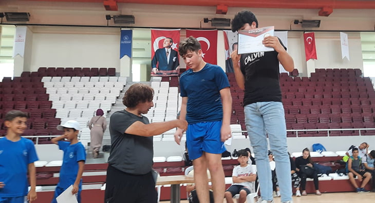 Y&Uuml;KSEL KARDEŞLER İL&Ccedil;EYE ALTIN MADALYA İLE D&Ouml;ND&Uuml;