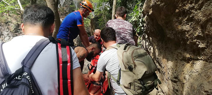 Doğa y&uuml;r&uuml;y&uuml;ş&uuml;nde ayağı kırıldı, 1 kilometre sedyeyle taşındı