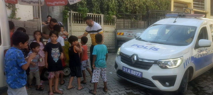 Polis operasyonda çocuklar korkmasın diye dondurma dağıttı