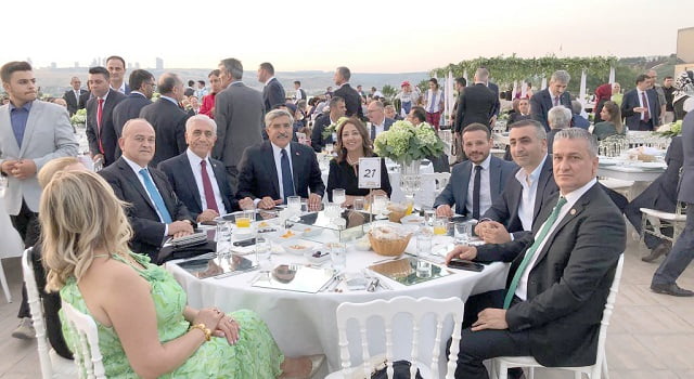 Dostları buluşturan d&uuml;ğ&uuml;n