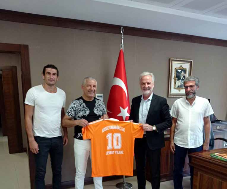 İTSO Başkan Yılmaza Forma Hediye Edildi