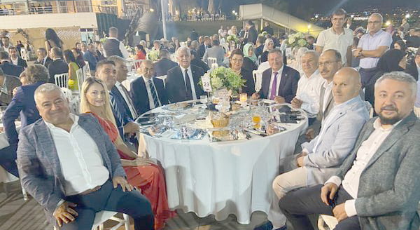 Dostları buluşturan d&uuml;ğ&uuml;n