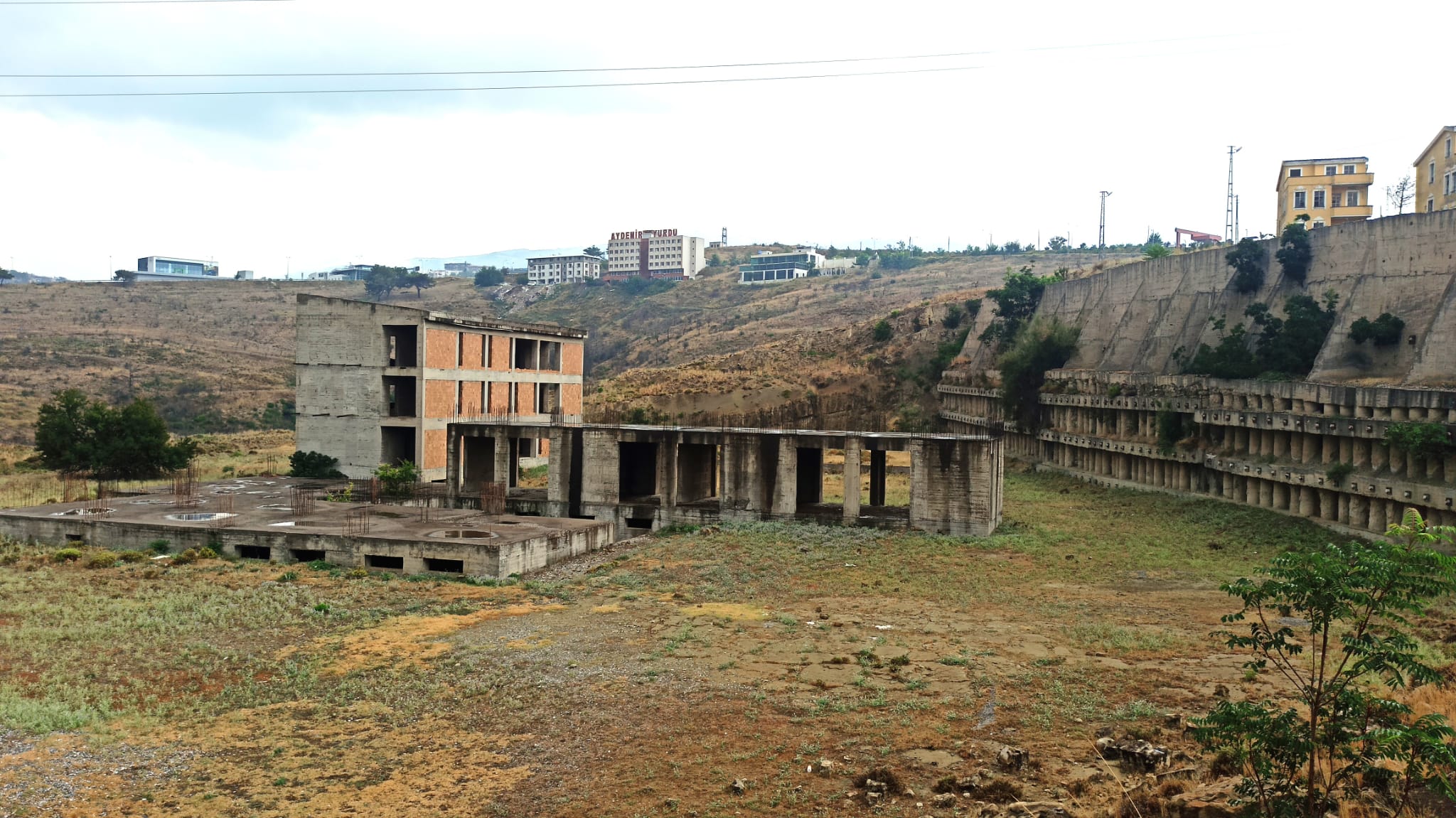 UZUN YILLAR &Ouml;NCE EĞİTİM YUVASI OLARAK TEMELİ ATILDI.. UNUTULMUŞ BİNA ATIL DURUMDA BEKLİYOR.. İNŞAATI TAMAMLANIP EĞİTİME KAZANDIRILABİLİR…