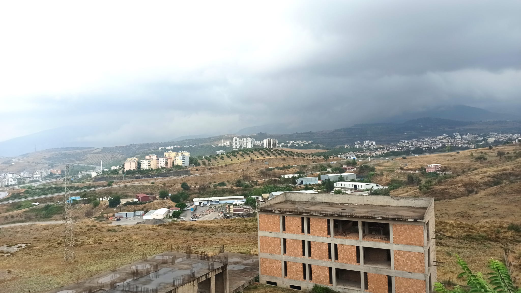 UZUN YILLAR &Ouml;NCE EĞİTİM YUVASI OLARAK TEMELİ ATILDI.. UNUTULMUŞ BİNA ATIL DURUMDA BEKLİYOR.. İNŞAATI TAMAMLANIP EĞİTİME KAZANDIRILABİLİR…