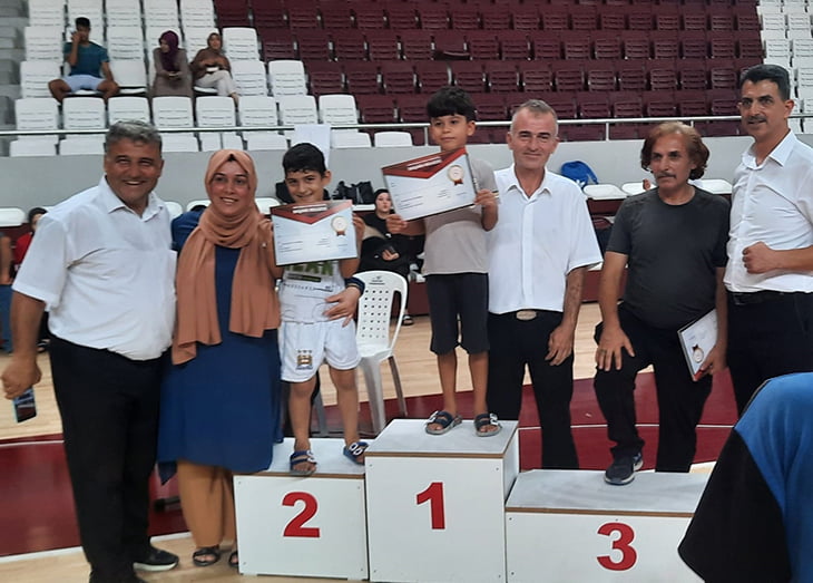 Y&Uuml;KSEL KARDEŞLER İL&Ccedil;EYE ALTIN MADALYA İLE D&Ouml;ND&Uuml;