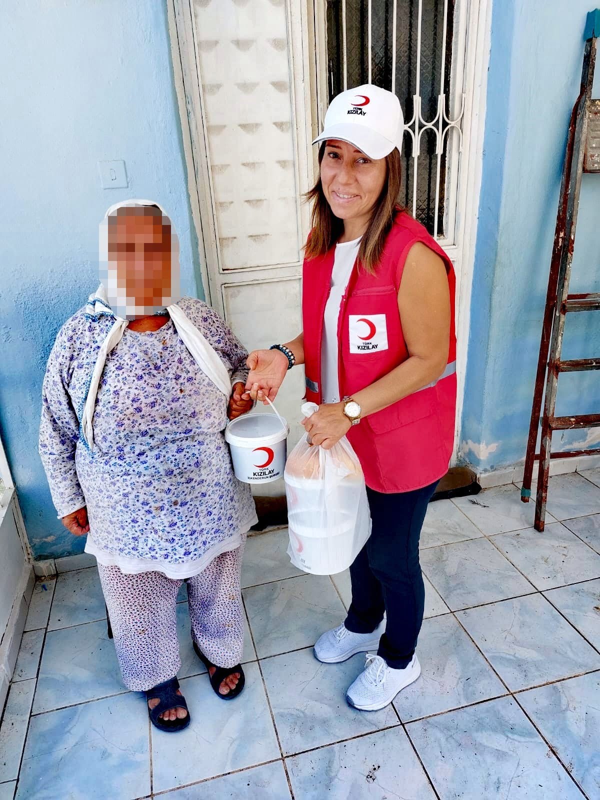 T&Uuml;RK KIZILAY İSKENDERUN ŞUBESİ AŞURE DAĞITTI