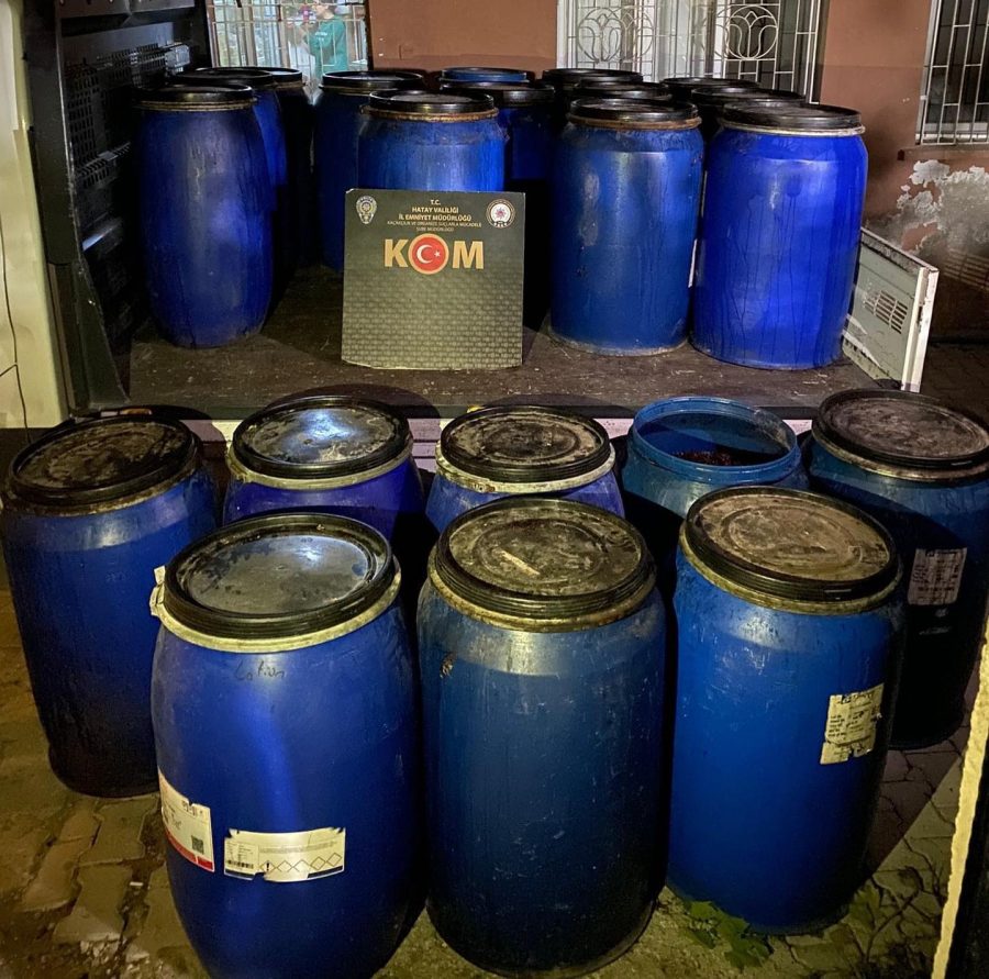 Hatay’da 3 ton sahte içki ele geçirildi