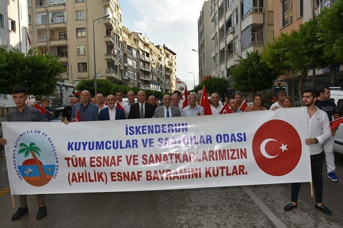İSKENDERUN&rsquo;DA &lsquo;AHİLİK BAYRAMI&rsquo; KORTEJİNE YOĞUN İLGİ