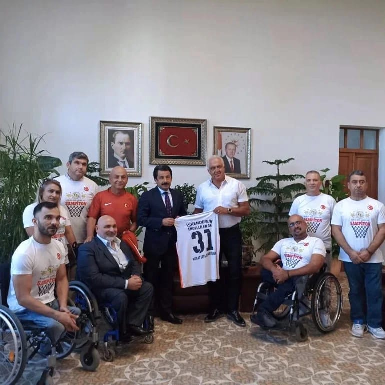 İSKENDERUN ENGELLİLER SPOR KULÜBÜ&#8217;NDEN KAYMAKAM DEMİRYÜREK&#8217;E FORMA JESTİ&#8230;