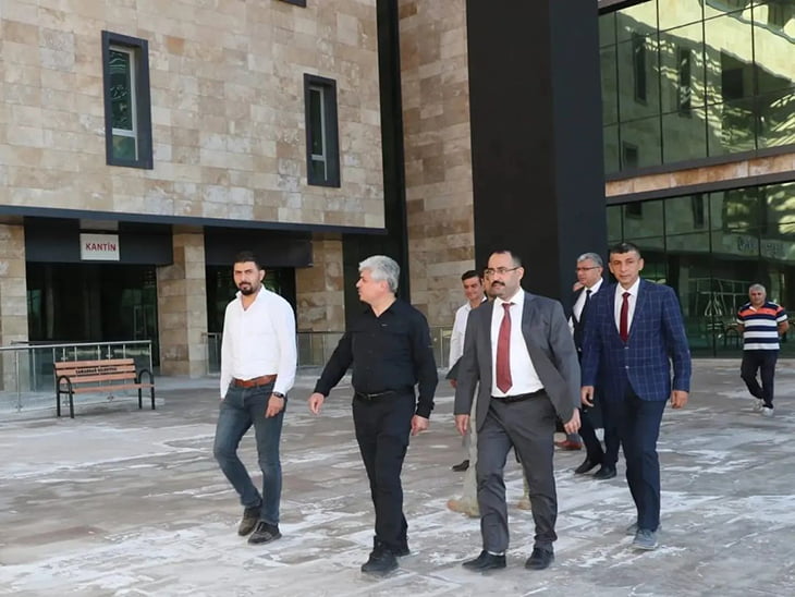 Hatay Valisi Rahmi Doğan, Samandağ Devlet Hastanesi’nin 3 Ekim’de hasta bakımlarına başlayacağını duyurdu